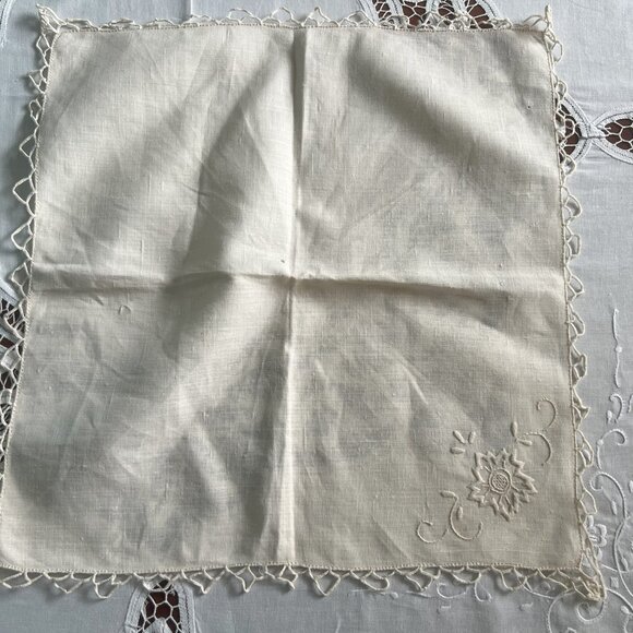 Vintage Linen Dinner Napkins Tatted Crocheted Edge Embroidered Set of 5 - Picture 7 of 11